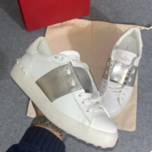 Valentino opens - Valentino open skor | 100% äkta med ingående äkthetsgaranti ✔️| Vädligt snygg färg | Vädligt eftertraktade | Extremt bra skick | Allt ingår! |  Fraktas samma dag 🚚 📦 | Kontakta vid fler frågor eller funderingar ✔️