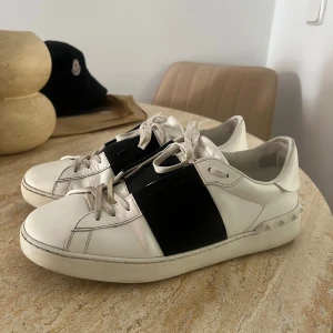 Valentino skor - Säljer pga ej användning! Köpt på valentinos egna sida , box finns och sko påsar ingår plus nya skor snören ingår med som du kan byta ut mot dessa som är lite smutsiga . Lite tappad färg innanför sula osv i skon men fina utanpå  för mer bilder skriv privat!  Nypris 7200kr