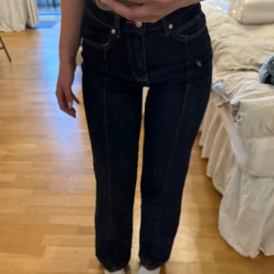 Mörkblå raka jeans från Gina  - Säljer ett par mörkblå jeans från Gina. Storlek 34. Använda 1 gång. 🤍