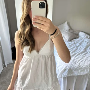 Vit sommarklänning från BikBok XS - Supersöt vit klänning från BikBok. Endast testad 