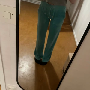 Säljer Juicy Couture byxor turkos färgad  - Jätte fina byxor 