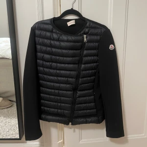 Moncler cardigan - Säljer världens finaste jacka/cardigan från moncler då den inte kommer till så mycket användning. Den är i super fint skick, storlek M men sitter enligt mig mer som en S
