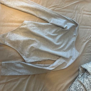 Body  - Jättefin långärmad body med öppen rygg ifrån Bikbok. Säljs då jag redan har samma i annan färg. Aldrig använd/testas utan är i helt nytt skick med prislappen på!☺️