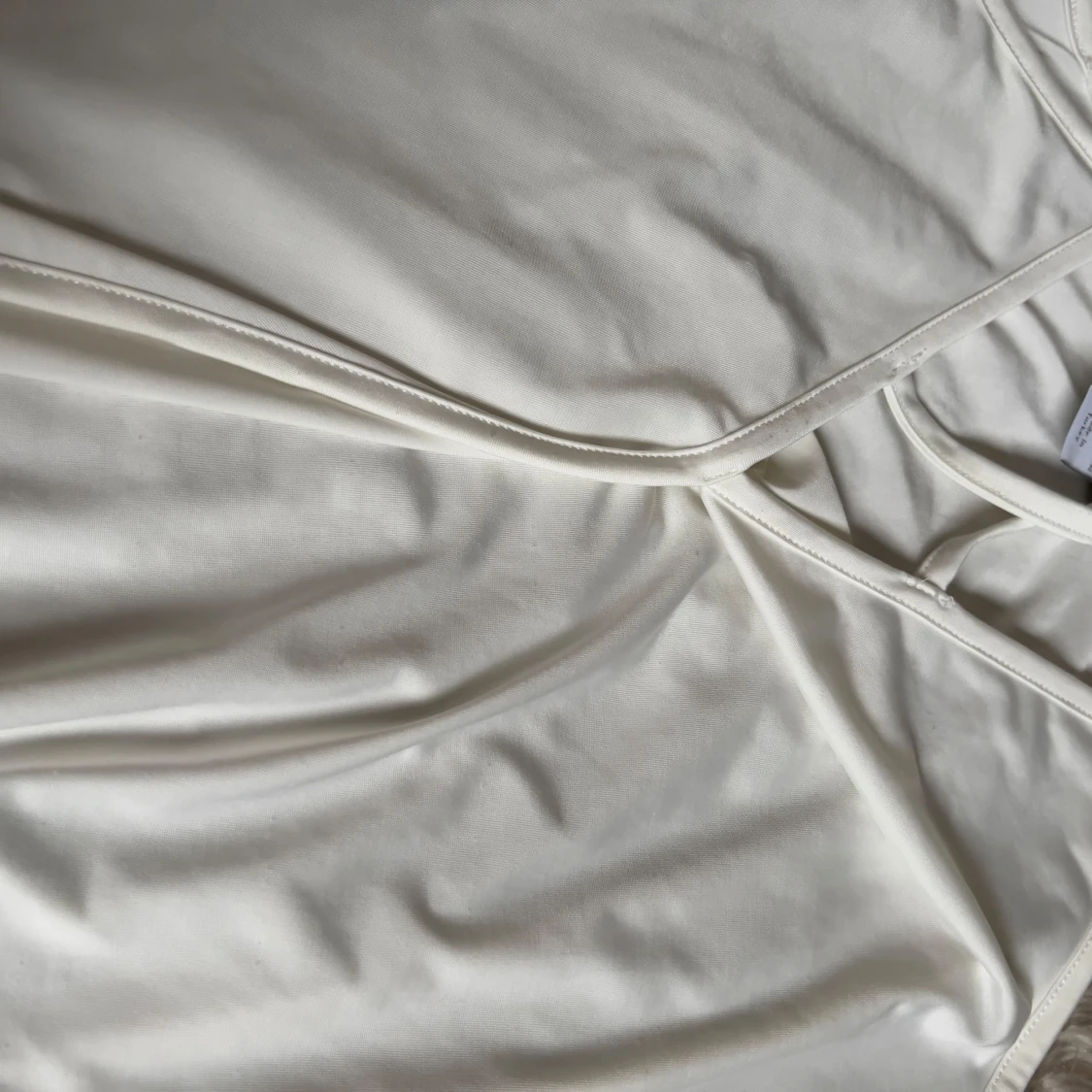 Vit omlott linnetopp från Amisu - 4