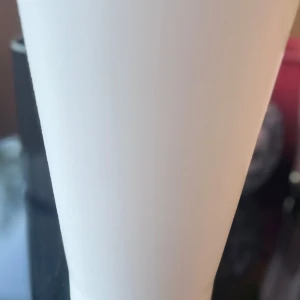 Kruka  - Bilderna visar en vit kruka från IKEA med namnet PAPJA.