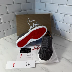 Grå mocka sneakers från Louboutin - Säljer dessa Snygga Loubs i helt nytt skick. Skorna är i storlek 43. Hör gärna av er vid intresse elller extra bilder!