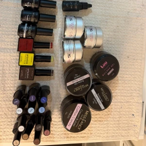 Stort kit med gelnagellack och builder gel - Säljer ett komplett nagelkit med produkter för både gel- och dekornaglar. Perfekt för dig som gör naglar hemma eller är i uppstarten som nagelterapeut! (Har även elfil och uv-lampa vid intresse)  Innehåll: ✔️ 18+ gelpolish/lack i olika färger (bl.a. Miss Fancy & Elite99) ✔️ 8 burkar builder gel (Miss Fancy,Luu m.fl.) ✔️ 6 små burkar glitter/akrylpulver ✔️ 5 st nagelfilar (100/180 grit, Luu) ✔️ Base coat, top coat, primer mm. Går även att köpa enstaka produkter 😊
