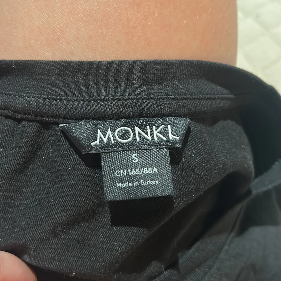 Svart croppad tröja från Monki - 2