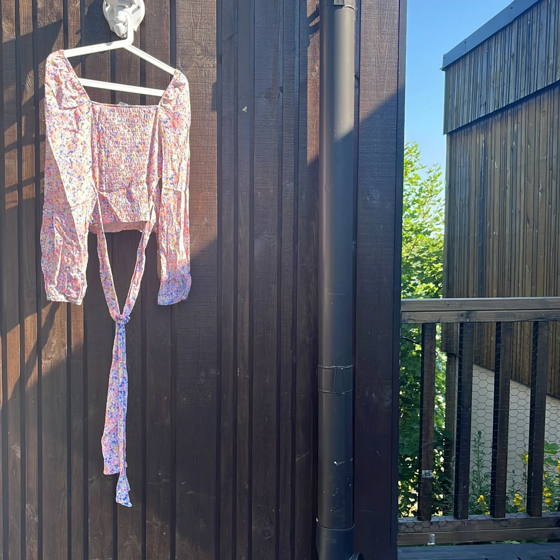 Blommig omlottopp med snöre  - 1