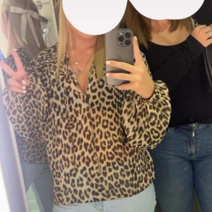 Söt leopard tröja  - Jag har använt den några gånger men den har inga tecken på användning/slitage eller liknande! 🥰 köpte för något med 300kr och säljer för 105kr! 