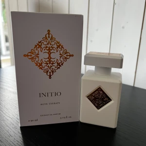 Initio Musk Therapy Extrait de Parfum - Initio Musk Therapy Extrait de Parfum 90 ml. Flaskan är mattvit med en fyrkantig form och har en elegant guldig detalj framtill. Kommer i en lyxig vit kartong med guldfärgat mönster. En exklusiv och modern parfym för dig som gillar unika dofter.
