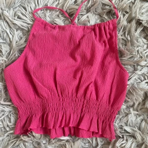 Rosa croppad linnetopp med volang - Superfin rosa linnetopp från Gina i strl S, passar även M. Fint skick tyvärr för stor för mig💞