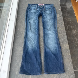 Lågmidjade jeans  - Så snygga jeans som tyvärr inte passar mig och har därför ingen bild på! Midjemått tvärsöver: 40cm Midjehöjd: 19cm Inerbens längd: 77cm💕