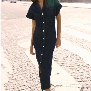 Jeansklänning från Zara - Snygg långklänning i mörkblå denim från Zara. Endast testad, aldrig använd!💓