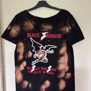 T-shirt med Black Sabbath. Storlek XL. - Helt ny omgjord T-shirt. Urklippt och fållad i halsen. Tuffa blekningar. Storlek XL.
