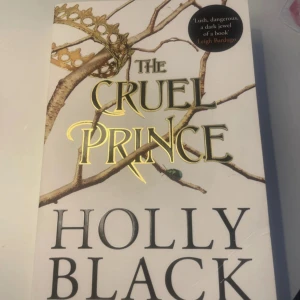 The Cruel Prince - En spännande fantasybok om Jude, som dras in i en farlig värld av feer, maktspel och svek. Perfekt för dig som gillar mörka berättelser, magi och intriger. Första delen i den populära serien The Folk of the Air.