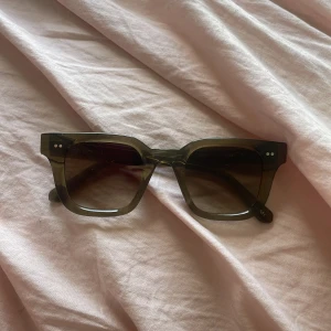 Chimi solglasen i 04 oliv grön - Säljer ett par jättesnygga solglasögon från chimi i en oliv grön färg. Säljer på grund av att de inte kom till användning då jag har flera stycken liknade. Box medföljer inte i köpet. Skriv för info🥰🥰
