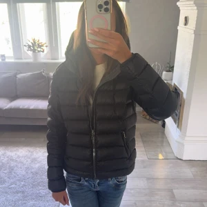 Colmar Jacka  - Säljer denna jättesnygga Colmar jacka i storlek XS (passar även folk i S). Jackan är i väldigt bra skick utan några defekter alls, säljer då den inte kommer till användning längre. Nypris 5000kr. Priset går att diskutera. 