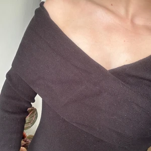 Ribbad långklänning med slits - Ribbad långklänning med slits och off shoulder. Ganska tjockt material, lite tyngre. Köpt på sellpy använd 1 gång.   Går ända ner på mig, är 155cm.  Strl XS, normal i passform.  Kom med prisförslag allt ska bort!!🌷