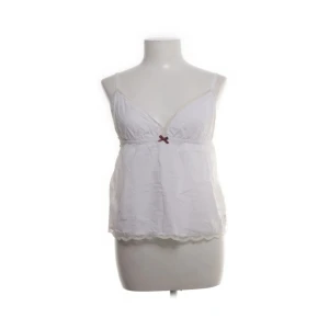 Vit linnetopp med spets från Odd Molly - Supersöt vit linnetopp från Odd Molly med tunna axelband, spetsdetaljer längs kanterna och en liten rosett framtill. Storlek xs/s. Skriv om ni har frågor💕💕