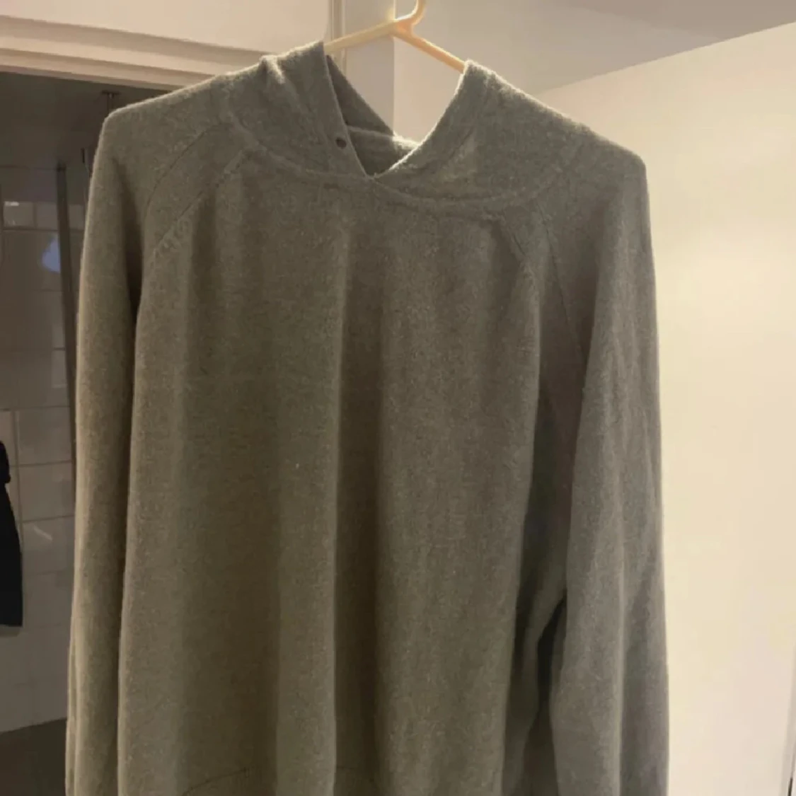 Grå hoodie med huva