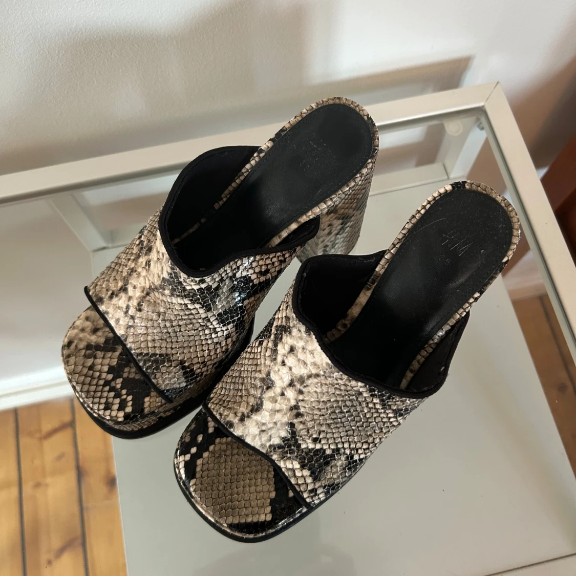 Ormskinnsmönstrade platåklackar H&M - 2