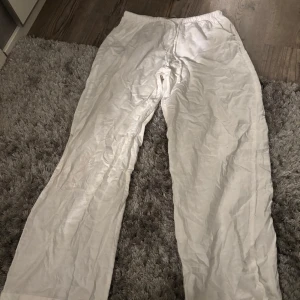 Vita Linnebyxor från Gina - Vita linnebyxor i strl xs från gina tricot. 
