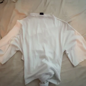 Vit t-shirt med knut från Gina Tricot - Vit knyttröja från Gina tricot, andvänd typ 1 gång 