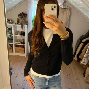 Svart cardigan  - Använd rätt så mycket så lite urtvättad men annars i fint skick