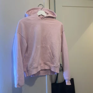 Ljusrosa hoodie från Gina Tricot xxs  - Ljusrosa hoodie från gina storlek xxs