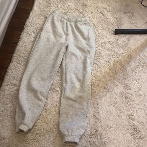 Grå mjukisbyxor från gina xs - Grå mjukisbyxor från gina storlek xs