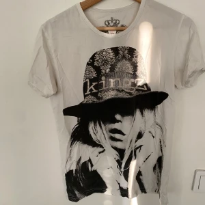 T-shirt med tryck - Jättecool T-shirt med tryck🤩 passformen är ”normal” alltså inte oversized. Mer som en baby tee.