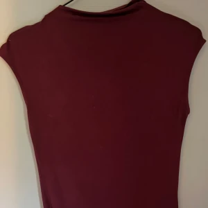 Vinrött linne från Gina - Jättefint linne/topp från Gina Tricot. Endast använt ett fåtal gånger, har inga märken eller fläckar. Kom gärna med prisförslag💕