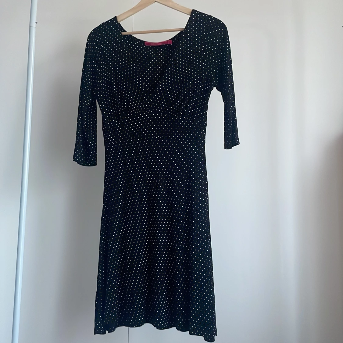 Svart prickig kortklänning