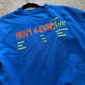 Hov1 Merch 2024 - Hov1 merch sweatshirt från förra årets tour, bra skick och inga defekter💌