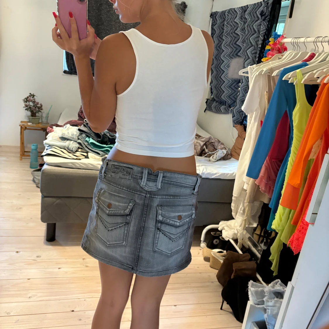 Grå jeanskjol med fickor och nitar - 1