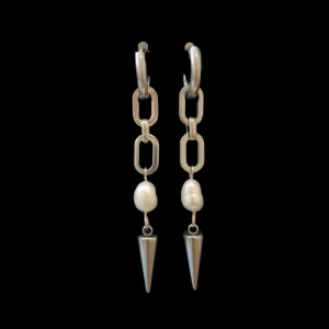 Silverörhängen med kedjor och pärlor - Unika örhängen i silverfärg med kedjelänkar, oregelbundna vita pärlor och coola konformade hängen längst ner. Perfekt statement-accessoar för dig som gillar edgy och trendig stil.