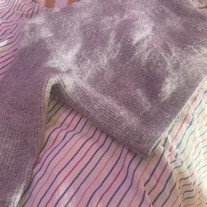 Ljuslila stickad tröja - Supermysig ljuslila stickad tröja med ribbad struktur. Tröjan har lång ärm och en klassisk, enkel design som är lätt att matcha med olika outfits. Perfekt för dig som gillar en chill och stilren vibe.