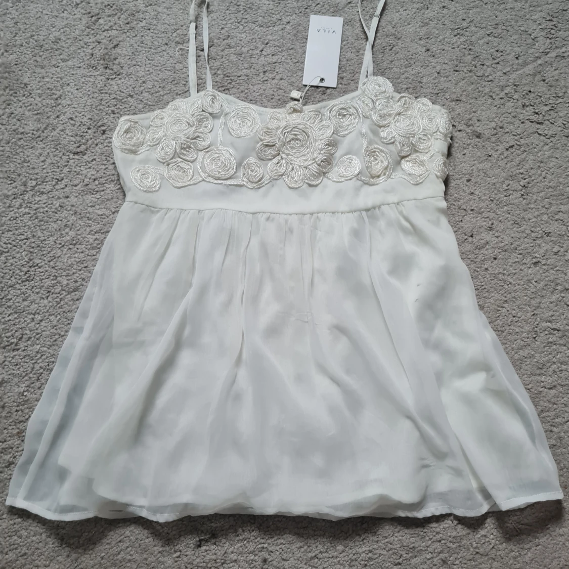 Vit blommig linnetopp från Vila