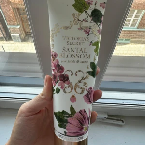 Victoria's Secret Santal Blossom lotion - Victoria's Secret Santal Blossom Fragrance Lotion med doft av pink petals och sandelträ. Tuben rymmer 236 ml.