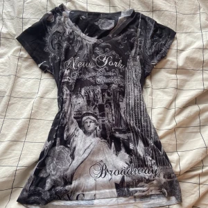 Svart och grå NYC t-shirt med tryck - Cool t-shirt med svart och grått New York-tryck, inklusive Frihetsgudinnan.
