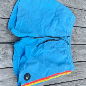 Blå Quicksilver badshorts - Feta Quicksilver badshorts. Normala i storleken. Inköpta för 700 kr. Bara att fråga vid minsta intresse!