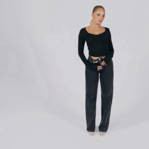 Svarta raka jeans från A DSGN - Snygga svarta jeans från A DSGN med rak passform och klassisk femficksdesign. Jeansen har normal midja och är tillverkade i ett robust denimtyg. Perfekta för dig som gillar en clean och tidlös look.