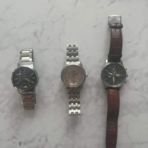 Klocksamling bundle - 💸PRIS KAN DISKUTERAS💸Säljer nu min herrklocksamling. Armani klocka med små repor som går att laga men är knappt synliga. Guess klocka med mer synliga mini repor. Jaques Lemans klocka äkta läder bra skick! Ni sparar runt 6-7000 kr på Armani o lemans klockorna, Guess klockan fick jag gratis så den får ni på köpet! ⚠️batteri måste bytas på alla klockor! Oavsett så är det här en STEAL! Ni kan laga o sälja vidare dem separat! Min vrist är 17 cm i omkrets. Armani är lite lös, guess för tight