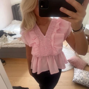 volang blus - trendig volangblus som aldrig är använd💕