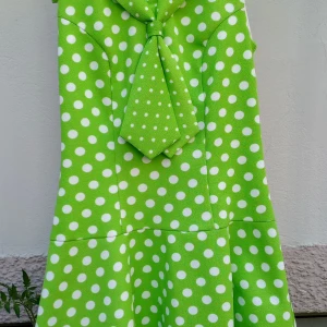 Underbar prickig vintage klänning med sjömans krage! -  Märkt 38 byst 42 cm rakt över längd 85cm midja 36 cm rakt över, fodrad, något stretchig dragkedja i ryggen och i fantastiskt toppen skick! 