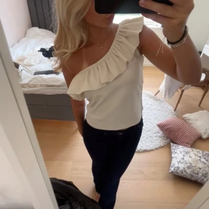 volang topp - söt volang topp som tyvärr inte kommer till användning längre men använd i sparsamt skick, storlek M men passar bra på mig som ofta har S