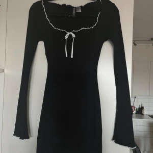 Svart klänning med vita detaljer  - Svart klänning med vita detaljer  Storlek: xs men passar en s också  Aldrig använd!