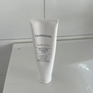bareMinerals Pure Plush rengöring - bareMinerals Pure Plush Gentle Deep Cleansing Foam är en vit rengöringskräm i tub med mineralrika havssalter, fläderblom och rosmarinextrakt. Perfekt för dig som vill ha en fräsch och mjuk känsla i ansiktet.