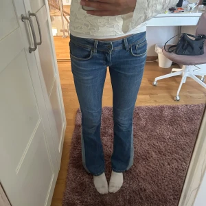 Blå bootcut jeans från Pepe Jeans - Säljer mina snygga blå bootcut jeans från Pepe Jeans. Säljer dom här bara för att de inte kommer till användning längre då jag tycker att de är snäppet för korta för min smak då jag är 171cm. Jag har själv sytt ut dom med symaskin, då jag själv inte är ett stort fan av straight jeans. Jag var väldigt noggrann när jag sydde ut som så att de inte skulle riskera att sömnen går upp. Midjemått: 36cm, innerbenslängd: 78cm. Jag skickar gärna bild på hur jag har mätt💞De har inga skador💞fler bilder finns